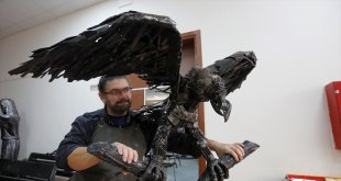 Elazığ'da heykel sanatçısı hurda parçalarından kartal heykeli yaptı