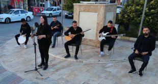 Öğretmenler tanıtım için barajın ortasında kamera karşısına geçti