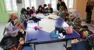 Kadınlar "köy yaşam merkezi"nde atıl kumaşları ürüne dönüştürüyor