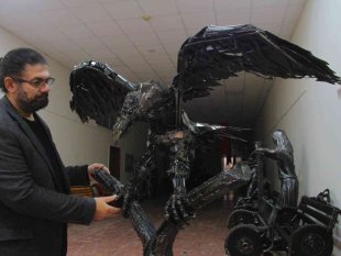 3 binden fazla atık malzemeyle 150 kiloluk dev kartal yaptı