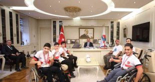 AİÇÜ Rektörü Prof. Dr. Karabulut madalya kazanan sporcuları kutladı