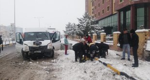 Kars'ta bahçe duvarına çarpan minibüsteki 2 kişi yaralandı
