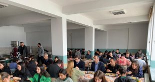 Yedisu Kaymakamı Başar, öğle yemeğini okulda öğrencilerle birlikte yedi