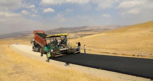 Ağrı'da asfalt çalışmalarıyla köy yolları konforlu hale getiriliyor