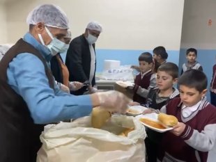 Muradiye'de 4 bin 500 öğrenciye günce 3 çeşit sıcak yemek desteği yüzleri güldürdü