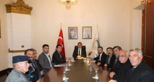 Kars Valisi Öksüz, muhtarlarla buluştu