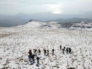 Vangölü Aktiviteleri Derneği üyeleri Esrük Dağı'na tırmandı