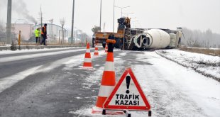 Ağrı'da devrilen beton mikserinin sürücüsü yaralandı