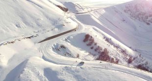 Karlı Nemrut Dağı zirvesine çıkan vatandaşlar saatlerce mahsur kaldı