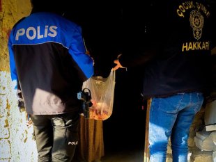 Hakkari polisi ihtiyaç sahibi aileleri sevindirdi