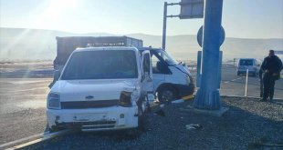 Ağrı'da kamyonetle çarpışan hafif ticari araçtaki 5'i öğretmen 6 kişi yaralandı
