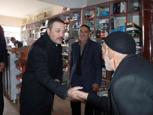 Karataş Çat'ta muhtar ve esnafla bir araya geldi