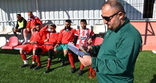 Yollarda kepçe operatörlüğü, yeşil sahada teknik direktörlük yapıyor