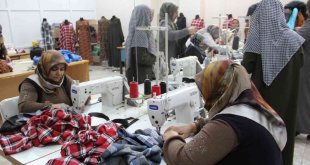 Kadınlar, ürettikleri kıyafetleri satarak ev ekonomilerine katkı sağlıyor