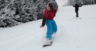 Snowboard tutkunları kar kalınlığının 20 santimetreye ulaştığı Cıbıltepe'de kayak yaptı