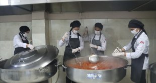 Erciş'te öğrencilerin yemeklerinin hazırlanmasına meslek lisesi aşçı adayları da katkı sunuyor