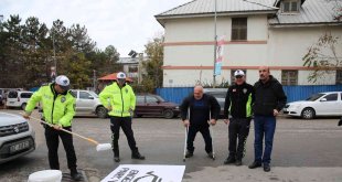 Polis ve engelliler birlikte, engelli park yerlerini çizdi