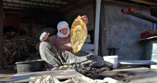 97 yaşındaki Mesude nine, 67 yıldır tandırda ekmek pişirerek geçimini sağlıyor