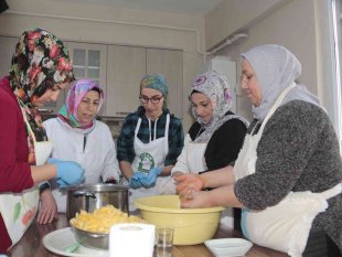 Maharetli kadınlar mutfağın püf noktalarını öğreniyor