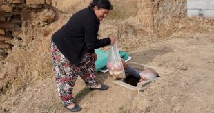 Evinin önünde kazdığı kuyuyu doğal buzdolabı olarak kullanıyor