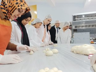 Lise öğrencileri ekmek üretimine başladı