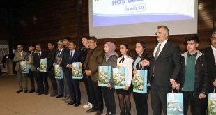 Edremit Belediyesinden 2 bin öğrenciye kaynak kitap desteği