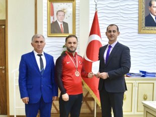 Türkiye Şampiyonu güreşçiye hediye