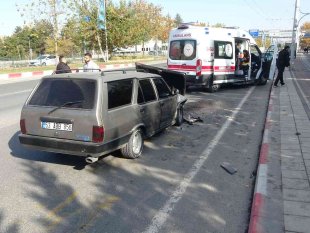 Yolcu indiren otomobile başka bir otomobil çarptı: 4 yaralı