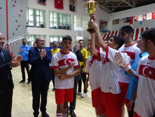 Muş'ta özel öğrenciler şarkı söyleyip futbol maçı oynadı