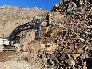 Hakkari'de heyelan ve kaya düşmesi sonucu hasar gören yolda çalışma