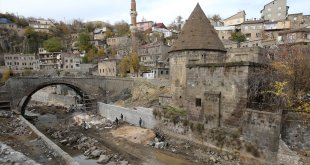 Bitlis'te tarihi köprülerin restorasyonu sürüyor