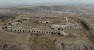 Kars'ta 272 yıllık tabya, her geçen gün yıkılıyor