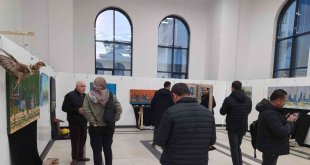 Van'da yerleştirme sanatının kullanıldığı Toprağın Renklerle Buluşması sergisi