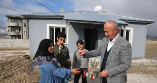 Gül ailesi, '3 Aralık Dünya Engelliler Günü'nde yeni evlerine kavuştu