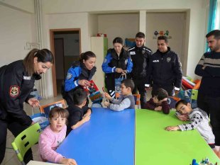 Polisler, özel öğrencilerin gönlüne dokundu