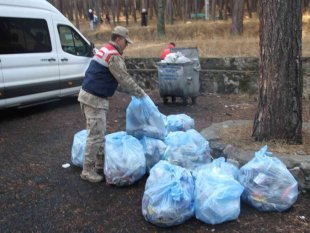 Jandarma ve öğrenciler ormanlık alanda çevre temizliği yaptı