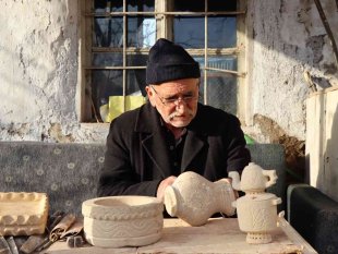 Taşı oyarak birbirinden güzel biblolar yapıyor