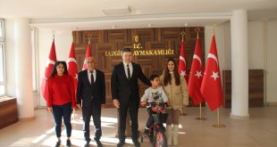 Tunceli'de zihinsel engelli çocuğun bisiklet hayalini kaymakam gerçekleştirdi