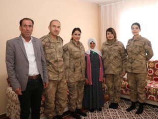 Jandarma personeli şehit ailelerini yalnız bırakmadı