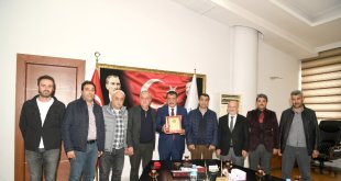 Başkan Gürkan'a esnaflardan plaket