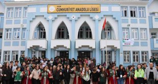 Fransa ve Romanyalı öğrenciler halay çekip keledoş yedi