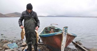 Aygır Gölü'nden tuttuğu balıklarla geçimini sağlıyor