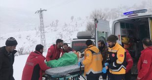 Yolu kapalı mezradaki 90 yaşındaki hasta, 5 saatlik çalışmayla hastaneye ulaştırıldı