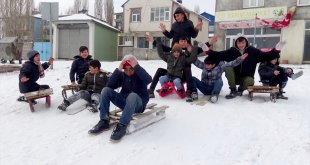 Kars ve Ağrı'da çocuklar tatilin keyfini kızak kayarak çıkartıyor