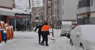 Bulanık'ta kar yağışı: 89 yerleşim yerinin yolu kapandı