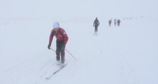 Yüksekovalı kayakçılar uzun süre sonra kar üstünde antrenman yaptı