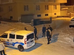 Kayganlaşan yolda kalan polis ekiplerinin yardımına vatandaş koştu