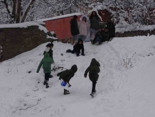 Bitlis'te çocuklar kayak keyfi yaşadı