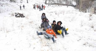 Çatak'ta çocukların bidonla kayma keyfi