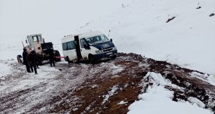 Saray'da yoldan çıkan minibüsün yardımına ekipler yetişti